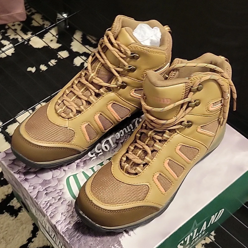 NIB! Eastland hiking boots! Color Ash-Natural